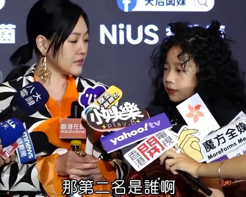 小S女儿韩国旅游被偶遇，穿着大胆惹争议，一个太性感一个很韩范