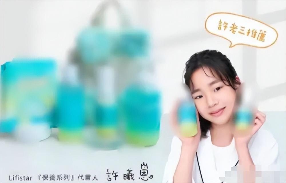 小S女儿韩国旅游被偶遇，穿着大胆惹争议，一个太性感一个很韩范