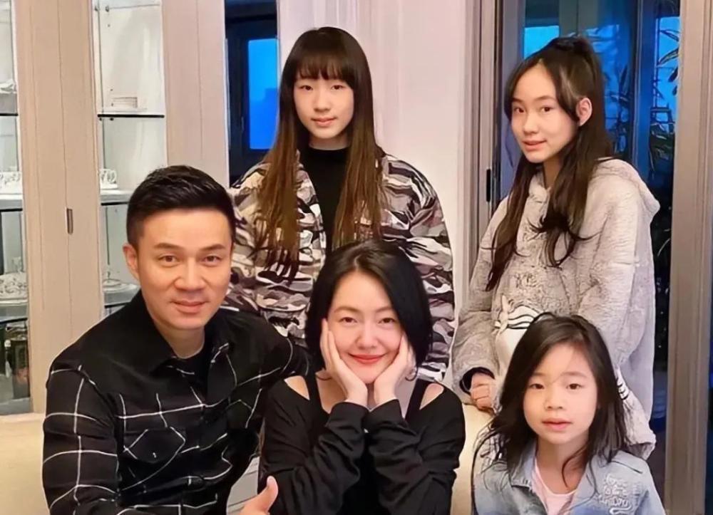 小S女儿韩国旅游被偶遇，穿着大胆惹争议，一个太性感一个很韩范