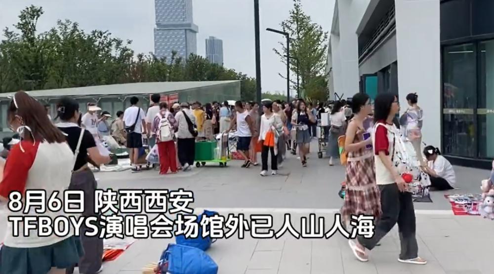 TFBOYS演唱会场面混乱粉丝冲破安检，三小只联合发声恳求理性