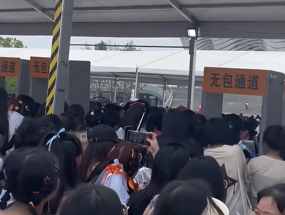 TFBOYS演唱会场面混乱粉丝冲破安检，三小只联合发声恳求理性