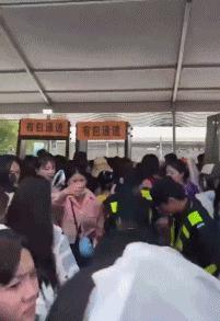 TFBOYS演唱会场面混乱粉丝冲破安检，三小只联合发声恳求理性