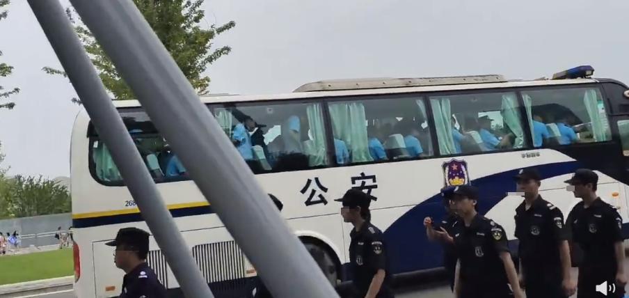 TFBOYS演唱会场面混乱粉丝冲破安检，三小只联合发声恳求理性