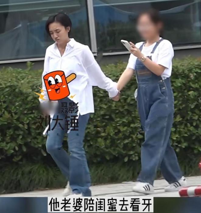 胡歌90后妻子罕见素颜现身，剪短发穿着朴素，产后半年身材恢复
