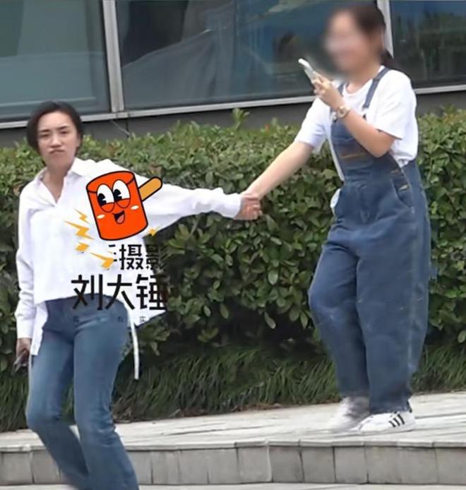 胡歌90后妻子罕见素颜现身，剪短发穿着朴素，产后半年身材恢复