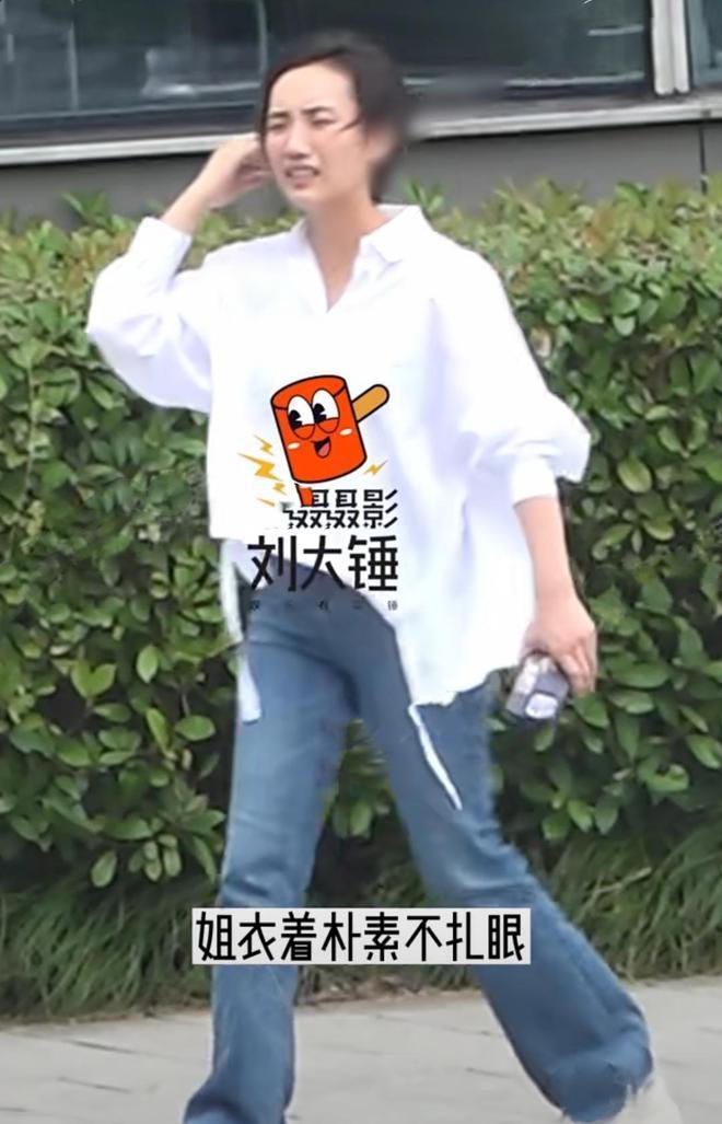 胡歌90后妻子罕见素颜现身，剪短发穿着朴素，产后半年身材恢复