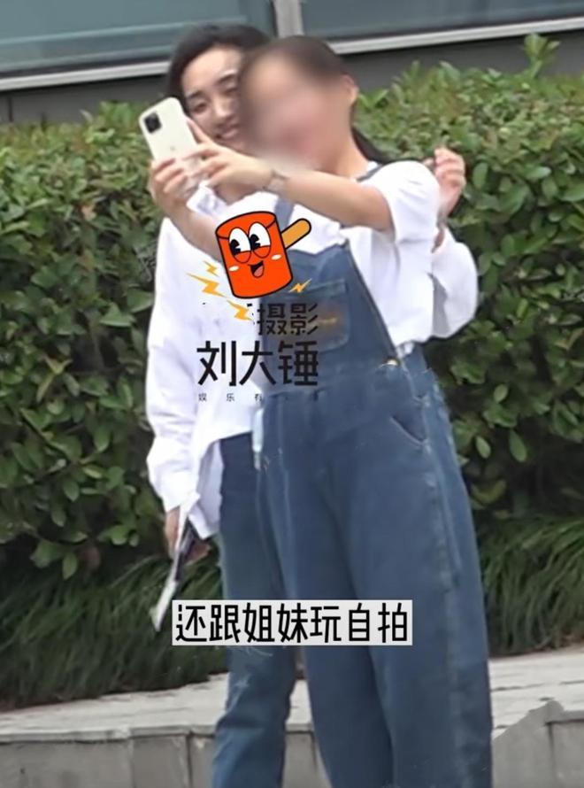 胡歌90后妻子罕见素颜现身，剪短发穿着朴素，产后半年身材恢复