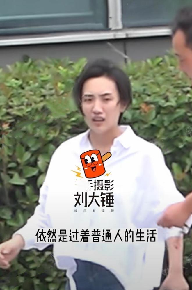 胡歌90后妻子罕见素颜现身，剪短发穿着朴素，产后半年身材恢复