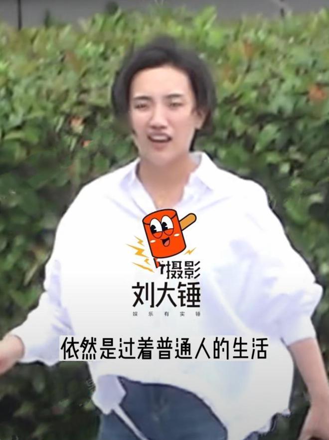 胡歌90后妻子罕见素颜现身，剪短发穿着朴素，产后半年身材恢复