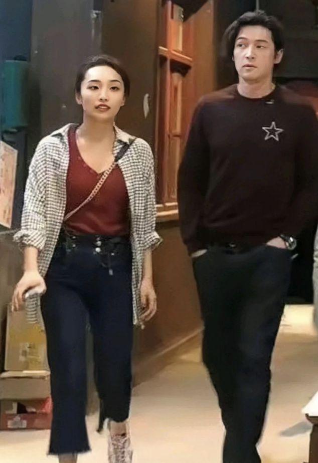 胡歌90后妻子罕见素颜现身，剪短发穿着朴素，产后半年身材恢复