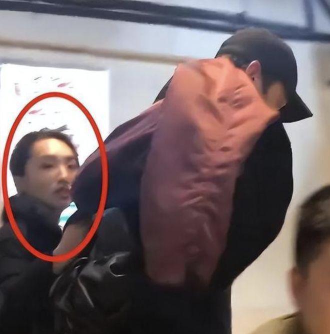 胡歌90后妻子罕见素颜现身，剪短发穿着朴素，产后半年身材恢复