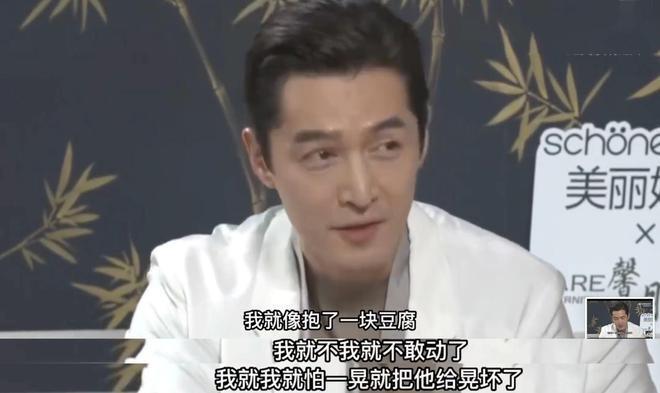 胡歌90后妻子罕见素颜现身，剪短发穿着朴素，产后半年身材恢复