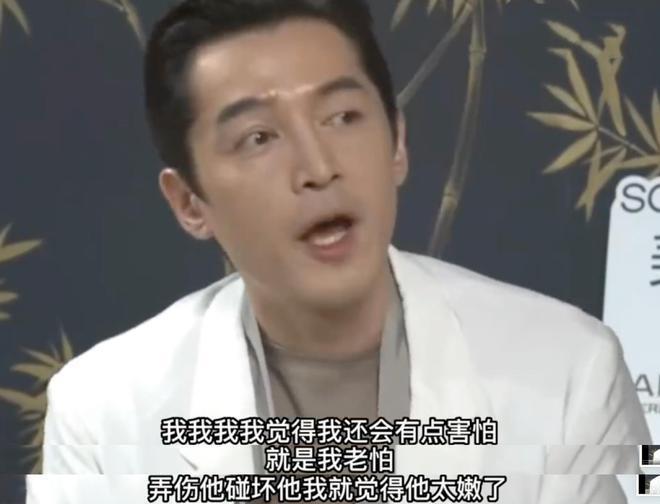 胡歌90后妻子罕见素颜现身，剪短发穿着朴素，产后半年身材恢复