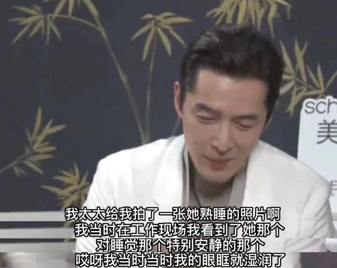 胡歌90后妻子罕见素颜现身，剪短发穿着朴素，产后半年身材恢复