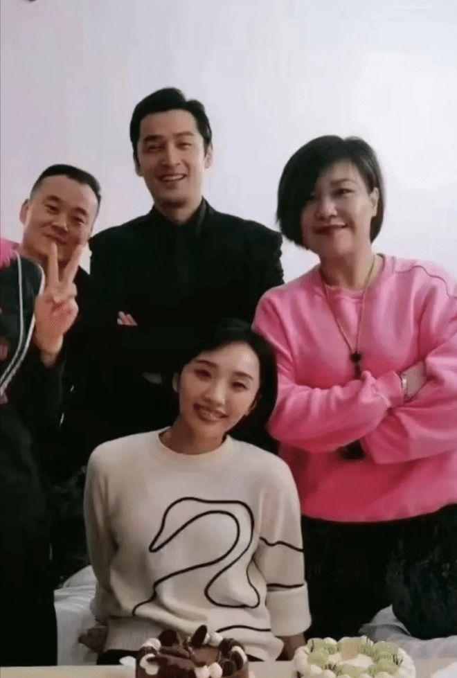 胡歌90后妻子罕见素颜现身，剪短发穿着朴素，产后半年身材恢复