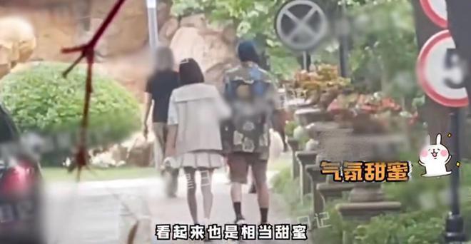 魏大勋与大10岁秦岚亲密回家！女方穿学生装似少女，戴钻戒引猜疑