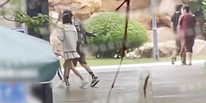 魏大勋与大10岁秦岚亲密回家！女方穿学生装似少女，戴钻戒引猜疑