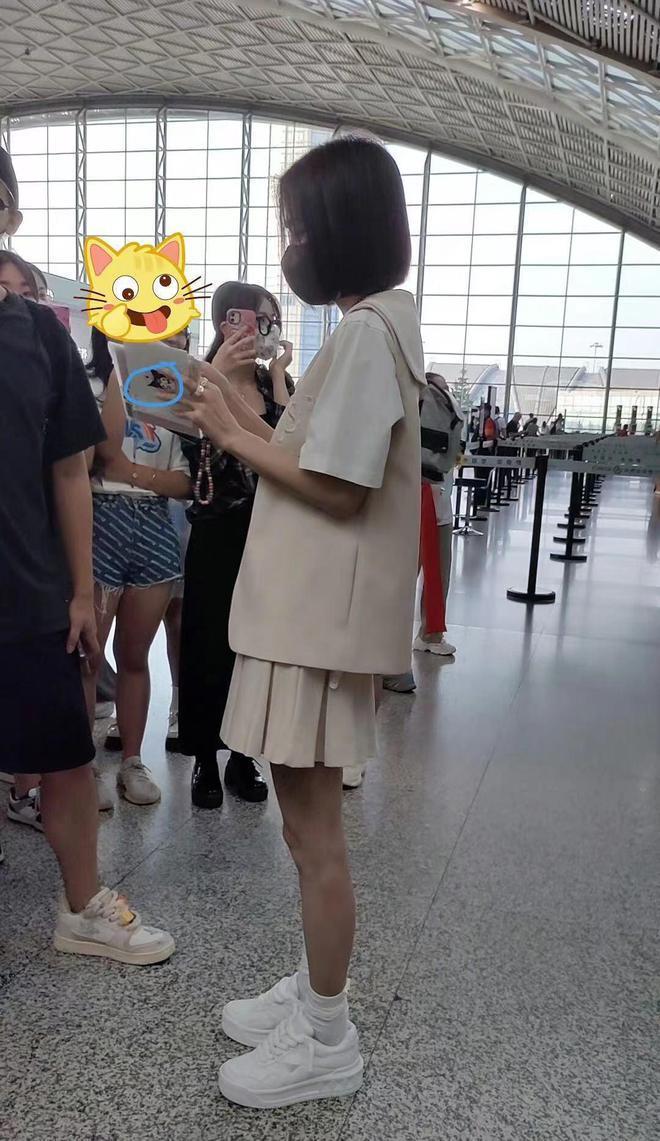 魏大勋与大10岁秦岚亲密回家！女方穿学生装似少女，戴钻戒引猜疑