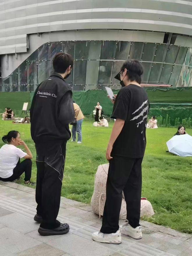 众星参加TFBOYS演唱会！徐峥陶虹到场，张杰送花篮，蓝羽做主持人