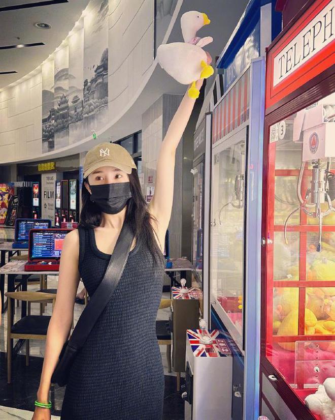 杨幂童心未泯夹娃娃，活蹦乱跳可爱如初恋，助理现场传功超有趣