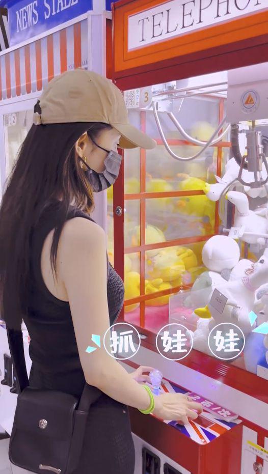 杨幂童心未泯夹娃娃，活蹦乱跳可爱如初恋，助理现场传功超有趣