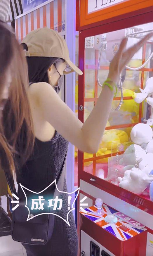 杨幂童心未泯夹娃娃，活蹦乱跳可爱如初恋，助理现场传功超有趣