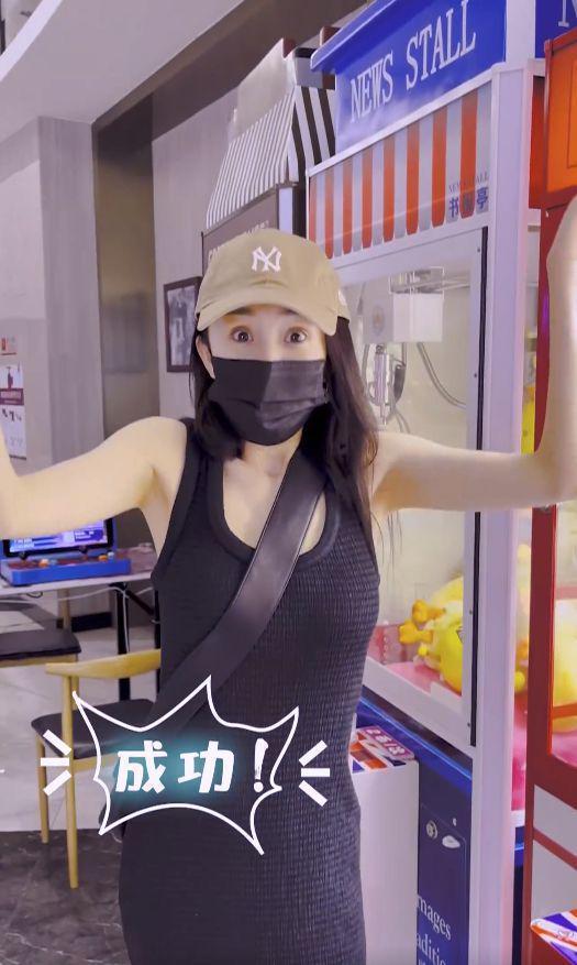 杨幂童心未泯夹娃娃，活蹦乱跳可爱如初恋，助理现场传功超有趣