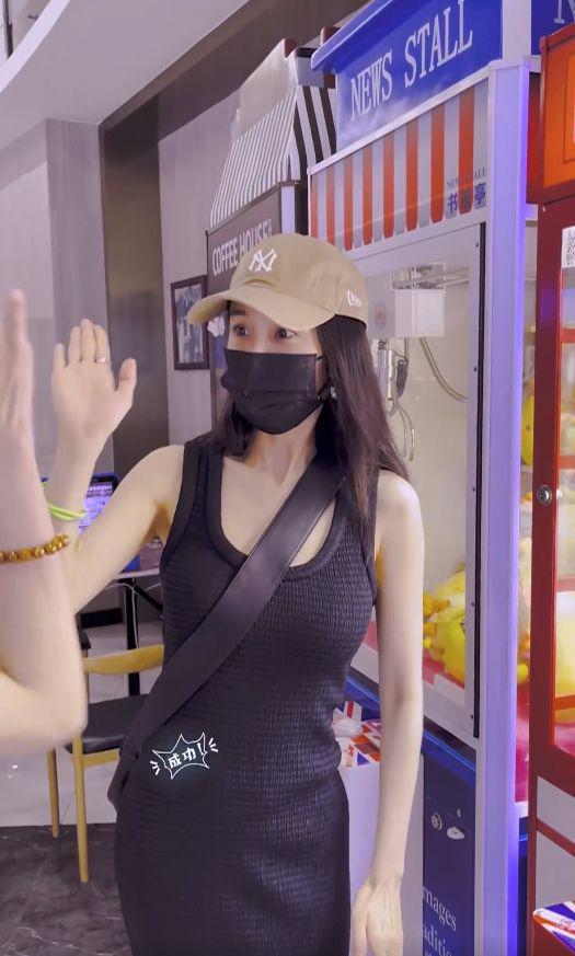 杨幂童心未泯夹娃娃，活蹦乱跳可爱如初恋，助理现场传功超有趣