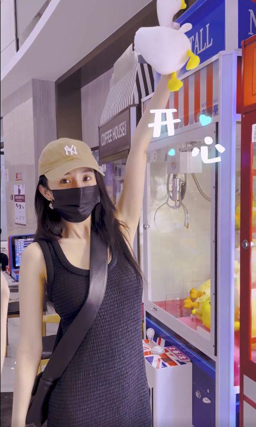 杨幂童心未泯夹娃娃，活蹦乱跳可爱如初恋，助理现场传功超有趣