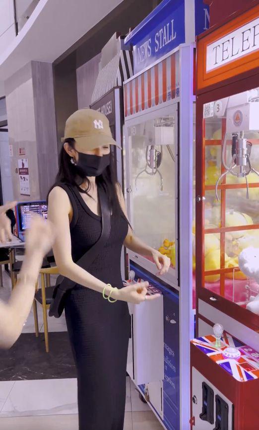 杨幂童心未泯夹娃娃，活蹦乱跳可爱如初恋，助理现场传功超有趣