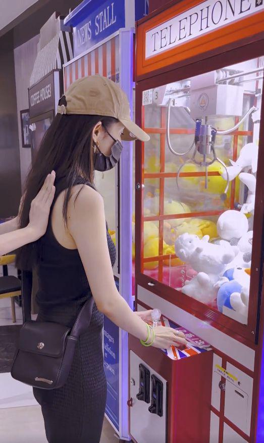 杨幂童心未泯夹娃娃，活蹦乱跳可爱如初恋，助理现场传功超有趣