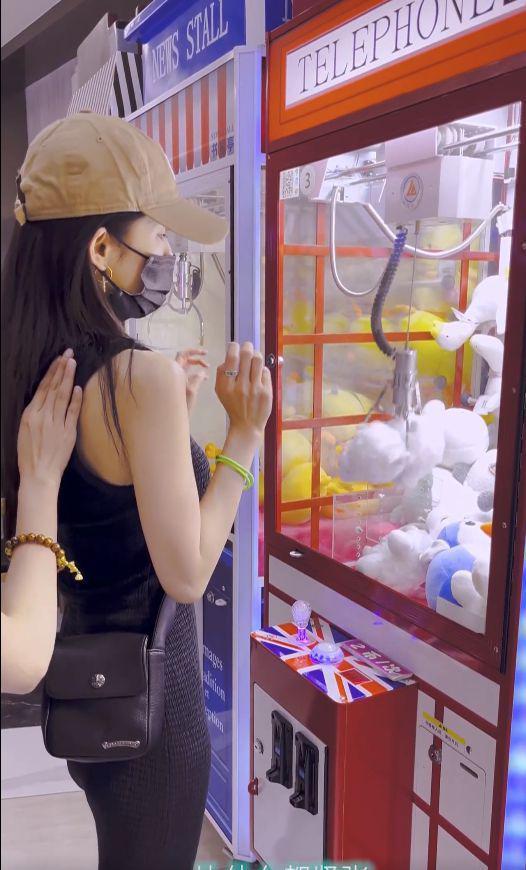 杨幂童心未泯夹娃娃，活蹦乱跳可爱如初恋，助理现场传功超有趣