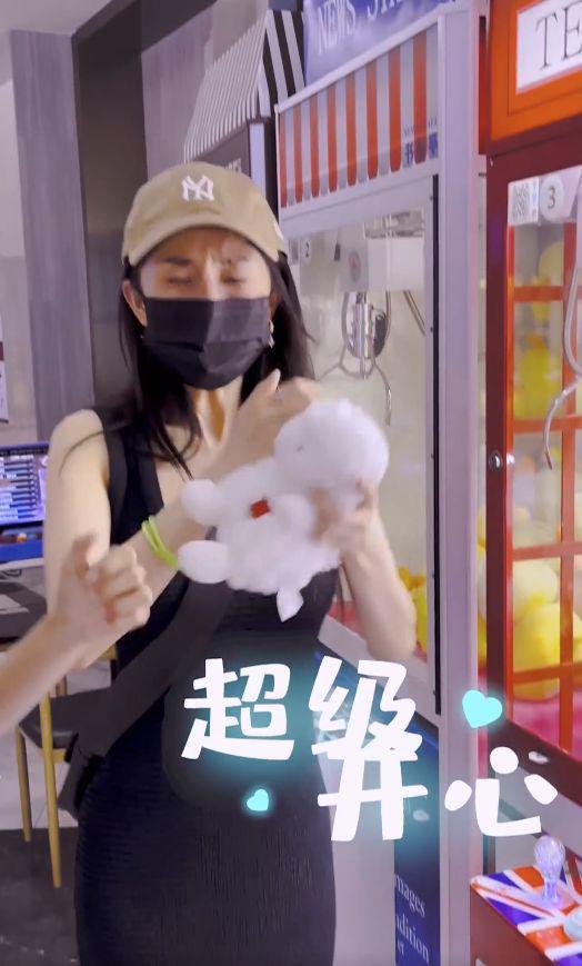 杨幂童心未泯夹娃娃，活蹦乱跳可爱如初恋，助理现场传功超有趣