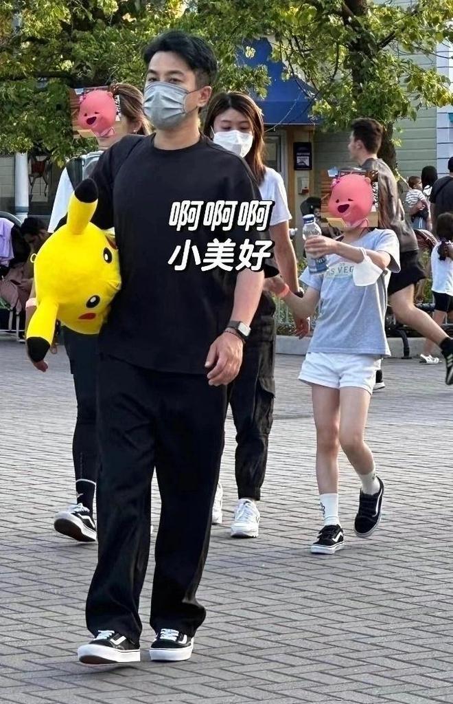 杨幂童心未泯夹娃娃，活蹦乱跳可爱如初恋，助理现场传功超有趣