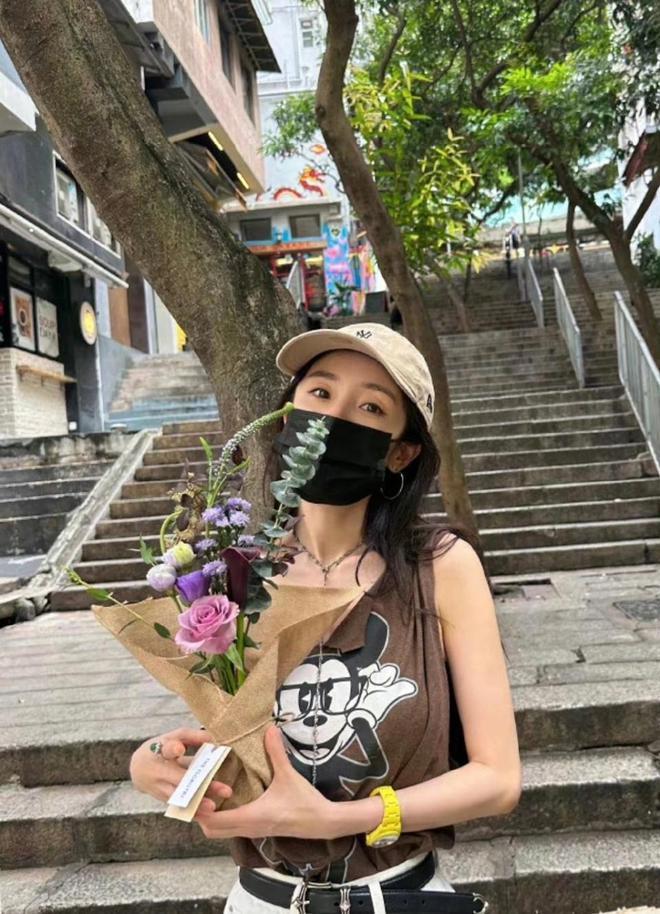 杨幂童心未泯夹娃娃，活蹦乱跳可爱如初恋，助理现场传功超有趣