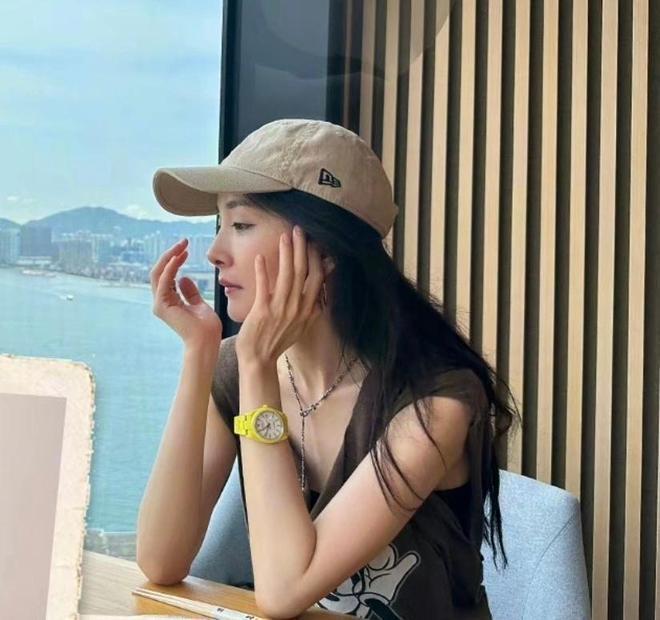 杨幂童心未泯夹娃娃，活蹦乱跳可爱如初恋，助理现场传功超有趣