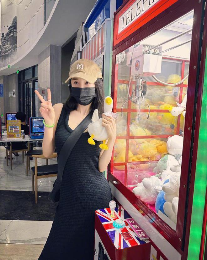 杨幂童心未泯夹娃娃，活蹦乱跳可爱如初恋，助理现场传功超有趣