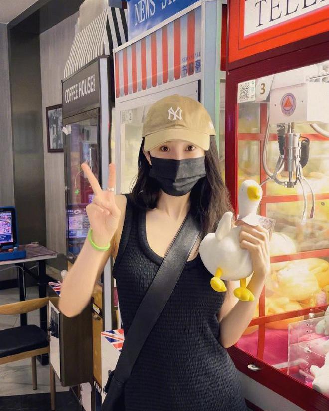 杨幂童心未泯夹娃娃，活蹦乱跳可爱如初恋，助理现场传功超有趣