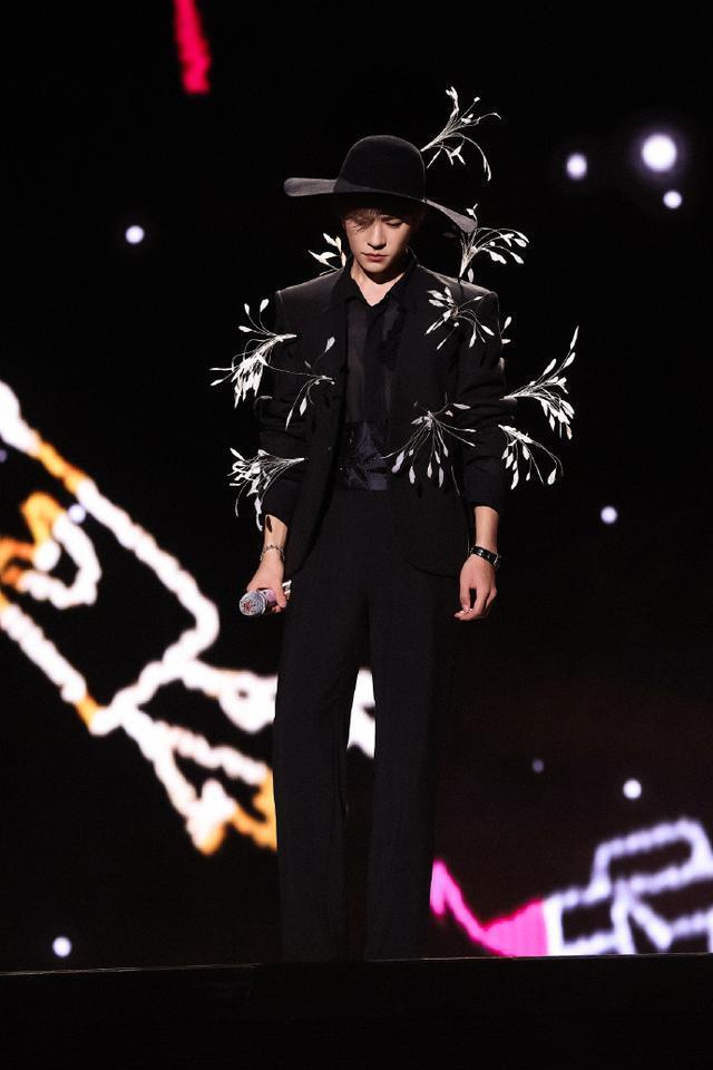 易烊千玺翻唱薛凯琪25岁发行歌曲 被赞粤语标准感慨万千