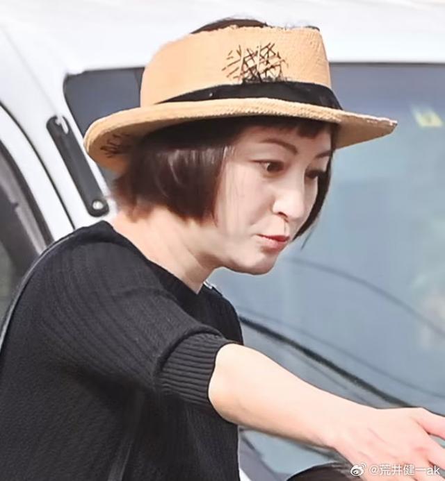 广末凉子离婚后首被拍 戴别致无顶小帽引关注
