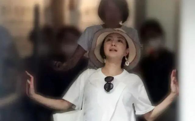 广末凉子离婚后首被拍 戴别致无顶小帽引关注
