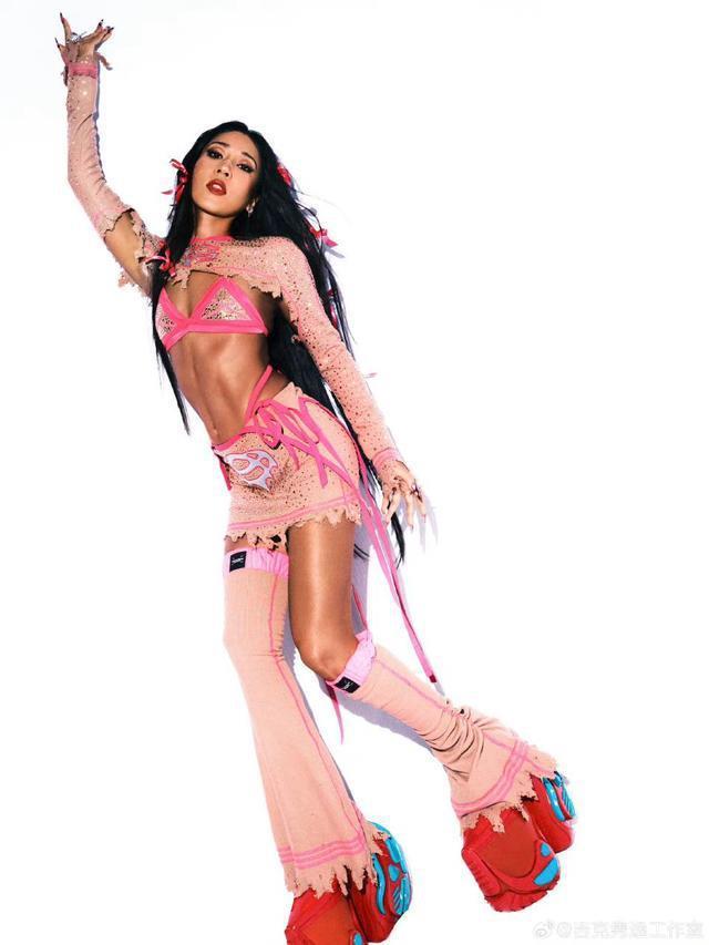 吉克隽逸赛博辣妹妆造时尚感满满 露脐秀马甲线令人羡慕