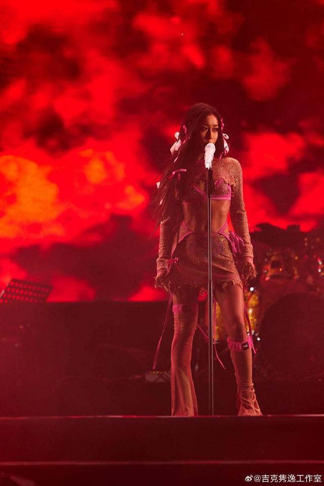 吉克隽逸赛博辣妹妆造时尚感满满 露脐秀马甲线令人羡慕