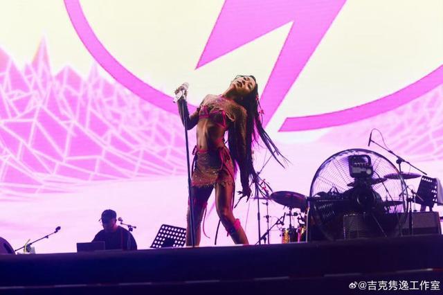 吉克隽逸赛博辣妹妆造时尚感满满 露脐秀马甲线令人羡慕