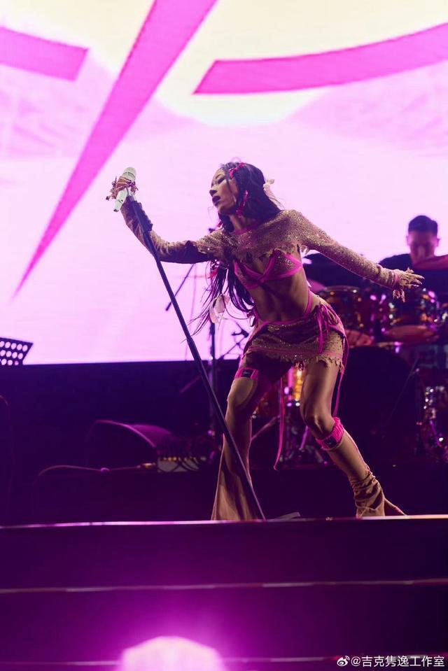 吉克隽逸赛博辣妹妆造时尚感满满 露脐秀马甲线令人羡慕