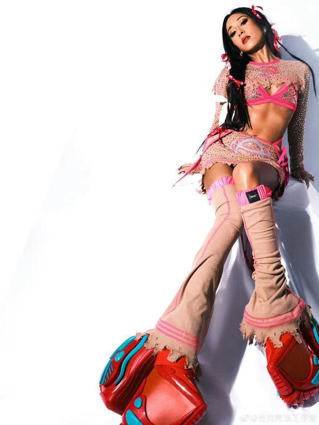 吉克隽逸赛博辣妹妆造时尚感满满 露脐秀马甲线令人羡慕