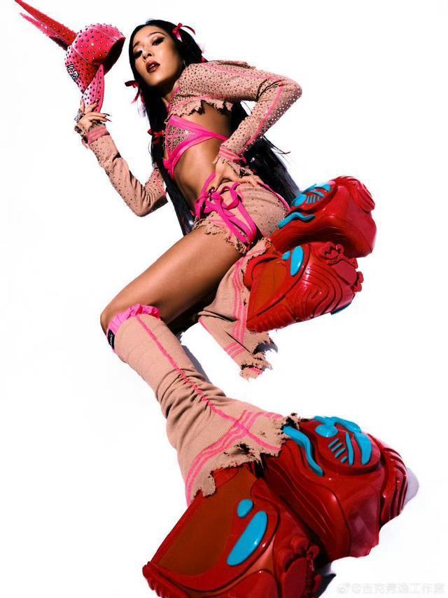 吉克隽逸赛博辣妹妆造时尚感满满 露脐秀马甲线令人羡慕