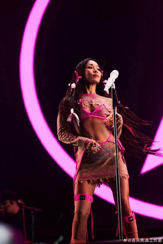 吉克隽逸赛博辣妹妆造时尚感满满 露脐秀马甲线令人羡慕
