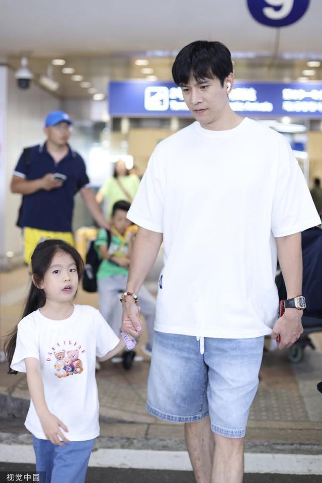 经超带女儿小年糕现身机场 对镜头比心可可爱爱