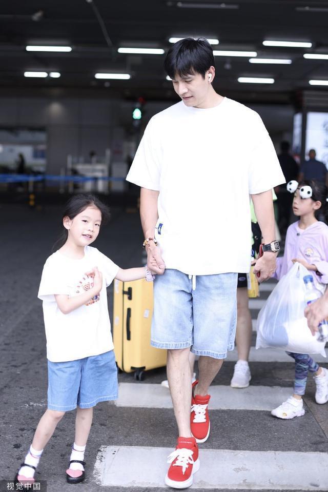 经超带女儿小年糕现身机场 对镜头比心可可爱爱